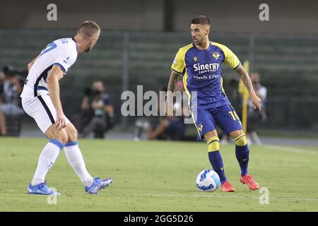 Verona, Italien. August 2021. Mattia Zaccagni - Hellas Verona - contro Milan Skriniar - Inter - während Hellas Verona FC vs Inter - FC Internazionale, Italienische Fußballserie A Spiel in Verona, Italien, August 27 2021 Kredit: Unabhängige Fotoagentur/Alamy Live Nachrichten Stockfoto