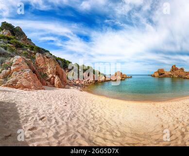 Atemberaubender Blick auf den Strand von Li Cossi am Costa Paradiso Resort. Malerische Küste des Mittelmeers. Lage: Costa Paradiso, Provinz Sassar Stockfoto