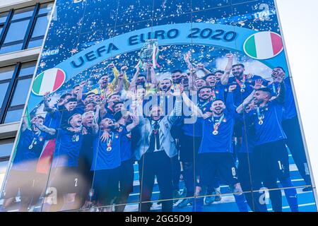ROM, ITALIEN, GROSSBRITANNIEN. August 2021. Das Hauptquartier des italienischen Verbands FIGC ist mit einem Wandgemälde geschmückt, das den Triumph der italienischen Nationalmannschaft bei der UEFA Euro 2020 mit Roberto Mancini und dem siegreichen italienischen Kader feiert, in dem die Trophäe für die Europameisterschaft von Henri Delaunay nach dem Sieg über England bei einem Elfmeterschießen im Wembley-Stadion am 11 abgebildet ist Juli 2021. Kredit: amer ghazzal/Alamy Live Nachrichten Stockfoto