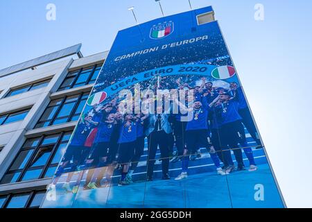 ROM, ITALIEN, GROSSBRITANNIEN. August 2021. Das Hauptquartier des italienischen Verbands FIGC ist mit einem Wandgemälde geschmückt, das den Triumph der italienischen Nationalmannschaft bei der UEFA Euro 2020 mit Roberto Mancini und dem siegreichen italienischen Kader feiert, in dem die Trophäe für die Europameisterschaft von Henri Delaunay nach dem Sieg über England bei einem Elfmeterschießen im Wembley-Stadion am 11 abgebildet ist Juli 2021. Kredit: amer ghazzal/Alamy Live Nachrichten Stockfoto