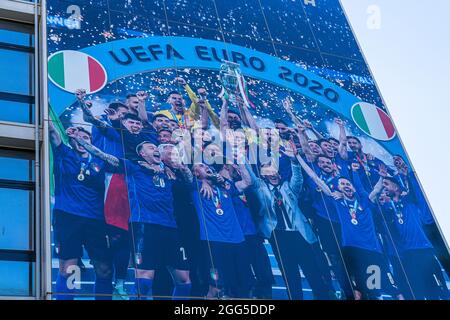 ROM, ITALIEN, GROSSBRITANNIEN. August 2021. Das Hauptquartier des italienischen Verbands FIGC ist mit einem Wandgemälde geschmückt, das den Triumph der italienischen Nationalmannschaft bei der UEFA Euro 2020 mit Roberto Mancini und dem siegreichen italienischen Kader feiert, in dem die Trophäe für die Europameisterschaft von Henri Delaunay nach dem Sieg über England bei einem Elfmeterschießen im Wembley-Stadion am 11 abgebildet ist Juli 2021. Kredit: amer ghazzal/Alamy Live Nachrichten Stockfoto