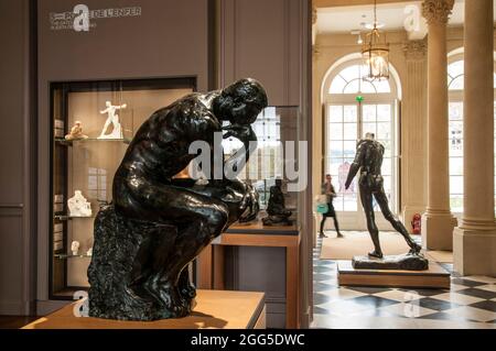 FRANKREICH. PARIS (7. BEZIRK). RODIN MUSEUM. LINKS: ' DER DENKER ', AUGUSTE RODIN, ( BRONZESTATUE IN ORIGINALGRÖSSE). RECHTS: BÜRGER VON CALAIS, PIERR Stockfoto