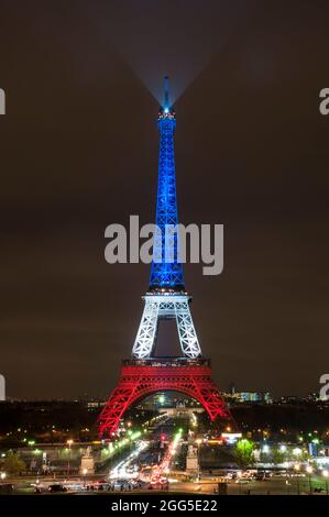 FRANKREICH. PARIS (7. BEZIRK). 2015-11-16: DER EIFFELTURM WIRD MIT DEN FARBEN DER FRANZÖSISCHEN NATIONALFLAGGE BELEUCHTET, UM DIE OPFER DES TERRORISTISCHEN ANGRIFFS ZU EHREN Stockfoto