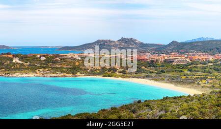 Fantastische Aussicht auf den Strand von La Sciumara in Palau. Malerische Küste des Mittelmeers. Lage: Palau, Provinz Olbia-Tempio, Sardinien, Italien, E Stockfoto