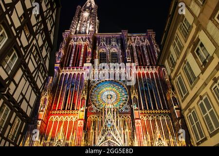 FRANKREICH. BAS-RHIN (67). STRASSBURG. KATHEDRALE NOTRE-DAME. WESTFRONT: '1015-2015: DIE KATHEDRALE DER EWIGKEIT' (SCHÖPFUNG: SKERTZO), SHOW FÜR DAS THOUS Stockfoto