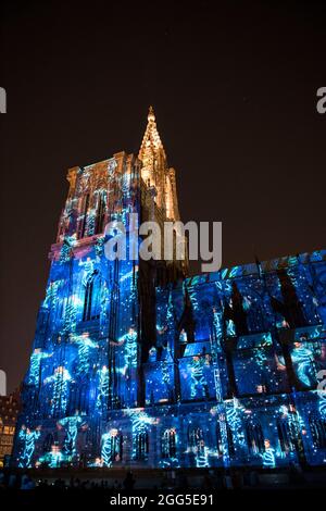 FRANKREICH. BAS-RHIN (67). STRASSBURG. KATHEDRALE NOTRE-DAME. SÜDFASSADE: '1015-2015: DIE KATHEDRALE DER EWIGKEIT' (KREATION: SKERTZO), SHOW FÜR DEN TAUSENDSAATAL Stockfoto