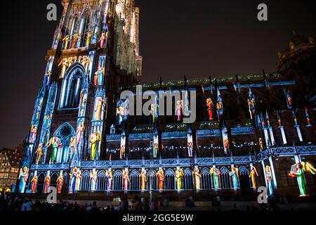 FRANKREICH. BAS-RHIN (67). STRASSBURG. KATHEDRALE NOTRE-DAME. SÜDFASSADE: '1015-2015: DIE KATHEDRALE DER EWIGKEIT' (KREATION: SKERTZO), SHOW FÜR DEN TAUSENDSAATAL Stockfoto