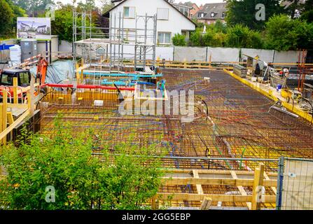 Wohnungsbau-Projekt in Riehen, Basel, Schweiz. Stahlverstärkung Konstruktionsrahmen bereit für Betonguss. Stockfoto