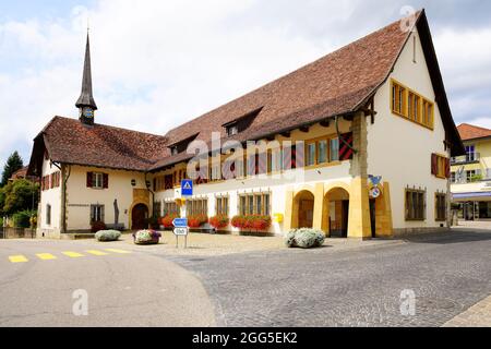 Malerisches Rathaus (Gemaindehaus) in Ins. Ins ist die Gemeinde in der Region Bern und ist eine lokale Verwaltungseinheit. Regiert von einem Bürgermeister. Bilder Stockfoto