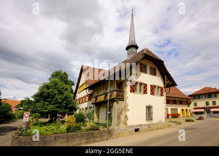 Malerisches Rathaus (Gemaindehaus) in Ins. Ins ist die Gemeinde in der Region Bern und ist eine lokale Verwaltungseinheit. Regiert von einem Bürgermeister. Bilder Stockfoto