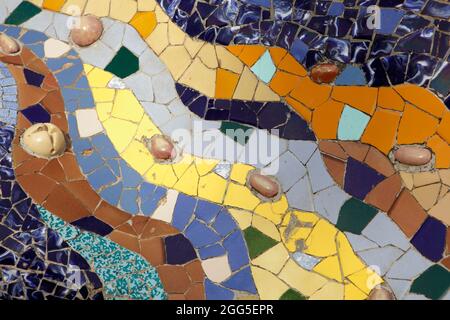 Gaudí vielfarbiger Mosaik-Salamander, im Volksmund als 'el drac' (der Drache) bekannt, am Haupteingang, Barcelona, Spanien Stockfoto