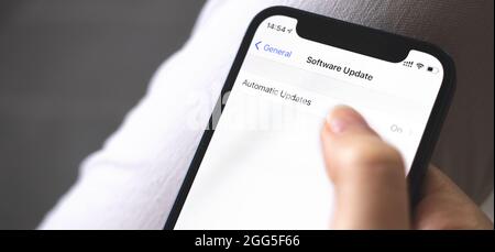 Software-Update-Bildschirm auf Mobiltelefon-Nahaufnahme, Taste für automatische Aktualisierung, Banner Stockfoto