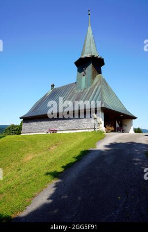 Kirche in Les Bioux, einem ruhigen und charmanten Dorf am See von Joux (Lac de Joux). Kanton Waadt. Schweiz. Stockfoto