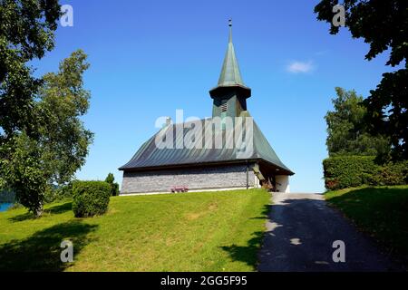 Kirche in Les Bioux, einem ruhigen und charmanten Dorf am See von Joux (Lac de Joux). Kanton Waadt. Schweiz. Stockfoto