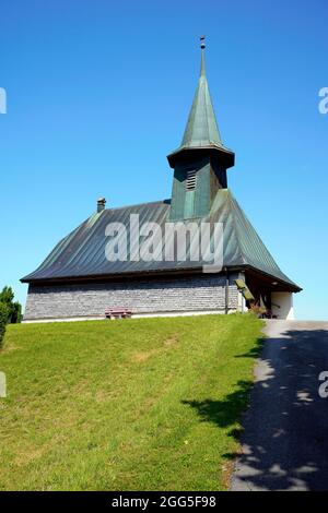 Kirche in Les Bioux, einem ruhigen und charmanten Dorf am See von Joux (Lac de Joux). Kanton Waadt. Schweiz. Stockfoto