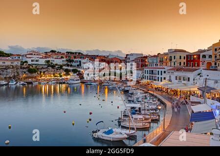 Der kleine Hafen von Es Castell bei Dämmerung, Menorca, Balearen, Spanien Stockfoto