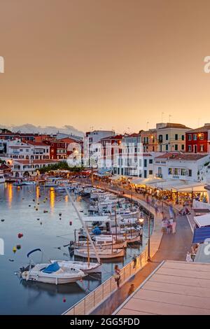 Der kleine Hafen von Es Castell bei Dämmerung, Menorca, Balearen, Spanien Stockfoto