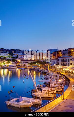 Der kleine Hafen von Es Castell bei Dämmerung, Menorca, Balearen, Spanien Stockfoto