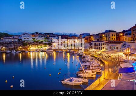 Der kleine Hafen von Es Castell bei Dämmerung, Menorca, Balearen, Spanien Stockfoto