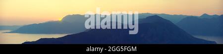 Panorama eines malerischen Sonnenuntergangs in den Bergen von Montenegro, hohe Auflösung Stockfoto