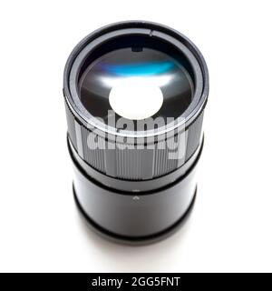 Vorderansicht einer spiegellinse aus der sowjetzeit mit Farbreflexionen. Makrostudio auf weißem Hintergrund aufgenommen Stockfoto