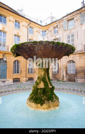 Brunnen am Place d'Albertas in der Altstadt von Aix-en-Provence, Frankreich Stockfoto