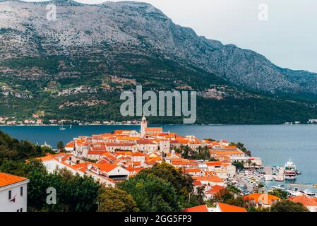 Altstadt von Korcula auf dem Hintergrund der Berge der Halbinsel Peljesac, Adria, Kroatien. Stockfoto