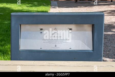 LONDON, GROSSBRITANNIEN - 10. Aug 2021: Die Steuerung einer solarbetriebenen Smart Bank mit Telefonladestationen in Canary Wharf, London, Großbritannien Stockfoto