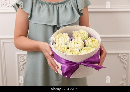 Frau Konditorei Holding Box mit Süßigkeiten auf weißem Hintergrund Stockfoto