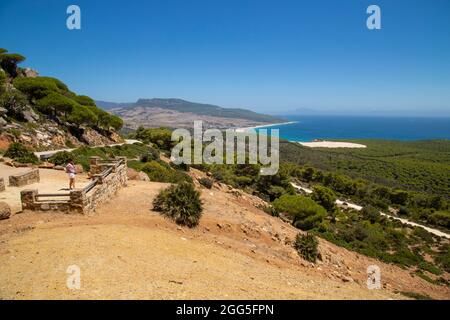 Bolonia Dune vom Aussichtspunkt aus gesehen liegt an der Atlantikküste der Provinz Cádiz (Spanien) Sie können Afrika an klaren Tagen sehen, wie es in Th ist Stockfoto