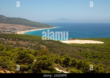 Bolonia Dune vom Aussichtspunkt aus gesehen liegt an der Atlantikküste der Provinz Cádiz (Spanien) Sie können Afrika an klaren Tagen sehen, wie es in Th ist Stockfoto