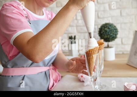 Konditor, der mit einem Gebäckbeutel marmelallow Eis macht Stockfoto