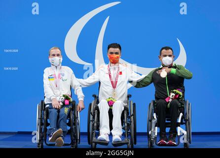 Tokio, Japan. August 2021. Denys Ostapchenko aus der Ukraine, Zou Liankang aus China und Diego Lopez Diaz aus Mexiko (L bis R) nehmen an der Medaillenzeremonie des 50-m-Rückschlag-S3-Finales der Männer im Schwimmen bei den Paralympischen Spielen in Tokio 2020, Japan, am 29. August 2021 Teil. Quelle: Hu Huhu/Xinhua/Alamy Live News Stockfoto