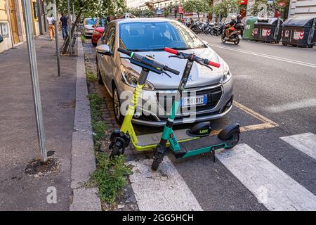 ROM ITALIEN GROSSBRITANNIEN. 29. August 2021. Elektroroller werden in Rom fälschlicherweise an einer Fußgängerüberführung vor einem Auto geparkt. Elektroroller sind in der römischen Hauptstadt populär geworden und werden regelmäßig als Mobilitätstransport eingesetzt. Credit amer Ghazzal/Alamy Live News Stockfoto