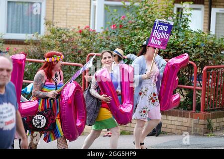 Hastings, East Sussex, Großbritannien. 29. August 2021. Die Pride Parade 2021 kehrt am Sonntag an den Feiertagen zum Thema „Zurück in die 80er Jahre“ in die Küstenstadt Hastings in East Sussex zurück. Foto-Kredit: Paul Lawrenson /Alamy Live Nachrichten Stockfoto