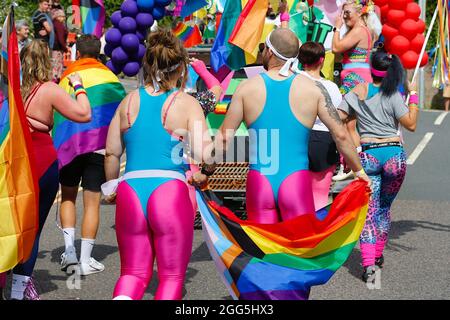 Hastings, East Sussex, Großbritannien. 29. August 2021. Die Pride Parade 2021 kehrt am Sonntag an den Feiertagen zum Thema „Zurück in die 80er Jahre“ in die Küstenstadt Hastings in East Sussex zurück. Foto-Kredit: Paul Lawrenson /Alamy Live Nachrichten Stockfoto