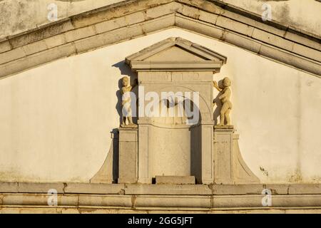 Giebel der Pfarrkirche Santa Maria de Lagos Stockfoto