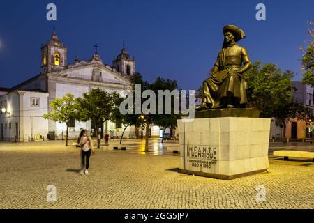 Statue von Infante D. Henrique, auch bekannt als Prinz Heinrich dem Seefahrer, in der historischen Altstadt von Lagos, Portuga Stockfoto