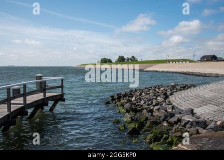 Oudeschild, Texel, Niederlande. 13. August 2021. Der Hafenkopf des Hafens von Oudeschild, Texel. Hochwertige Fotos Stockfoto