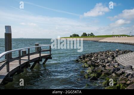 Oudeschild, Texel, Niederlande. 13. August 2021. Der Hafenkopf des Hafens von Oudeschild, Texel. Hochwertige Fotos Stockfoto