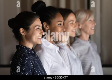 Nahaufnahme lächelnde Angestellte Geschäftsfrau, die in der Reihe steht Stockfoto