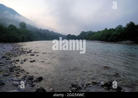 Slowenien, neblige Morgendämmerung über dem Fluss Soca (Isonzo) in der Nähe des Dorfes Volarje. Stockfoto