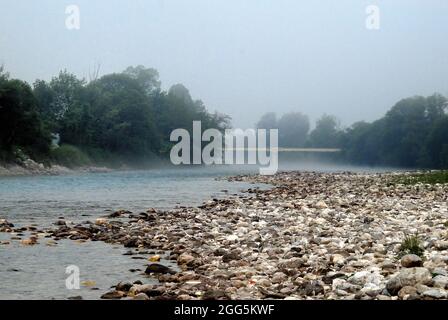 Slowenien, neblige Morgendämmerung über dem Fluss Soca (Isonzo) in der Nähe des Dorfes Volarje. Stockfoto