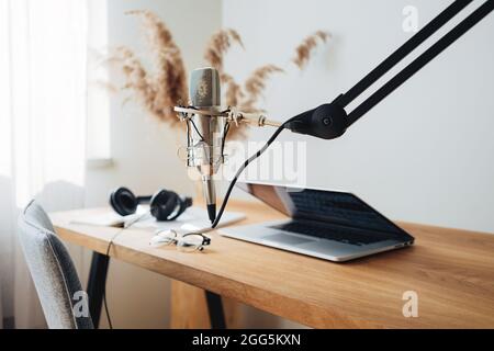 Sendestudio. Podcast-Innenraum. Winziger Raum für Podcaster. Mikrofon und Laptop auf dem Tisch Stockfoto