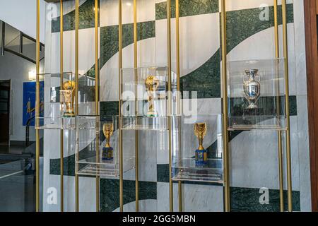 ROM ITALIEN GROSSBRITANNIEN. 29. August 2021. Die Henri Delaunay-Trophäe gewann 1968 (oben rechts) in einem Pokalkabinett am Sitz des italienischen Fußballverbands (FIGC) in der Via Gregorio Allegri in Rom, zusammen mit den Jules Rimet-Trophäen, die 1934,1938 gewonnen wurden, und den World Cups in 1982 und 2006. Zur Feier des Triumphs bei der UEFA Euro 2020 wird eine nachgebildete Trophäe angefertigt, bei der der Vizeweltmeister Italiens am 11. Juli 2021 im Wembley-Stadion gegen England die Europameisterschaft gewann.Credit amer ghazzal/Alamy Live News Stockfoto