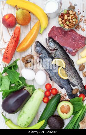 Die Auswahl der Speisen ist gut für Herz und Blutgefäße. Ausgewogene gesunde Bio-Ernährung mit Fleisch, Fisch und Gemüse. Ketogene Low Carbs Diät. Stockfoto