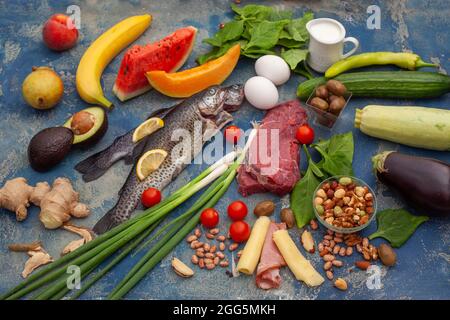 Die Auswahl der Speisen ist gut für Herz und Blutgefäße. Ausgewogene gesunde Bio-Ernährung mit Fleisch, Fisch und Gemüse. Ketogene Low Carbs Diät. Stockfoto