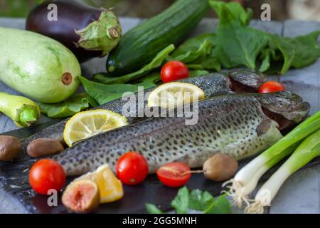 Die Auswahl der Speisen ist gut für Herz und Blutgefäße. Ausgewogene gesunde Bio-Ernährung mit Fisch und Gemüse. Stockfoto