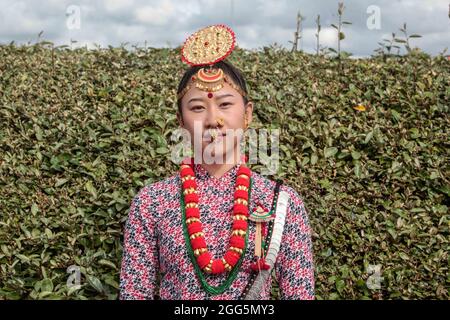 sunbury-on-Thames, Surrey 29. August 2021 EIN nepalesisches Mädchen mit traditionellen Kleidern aus dem Osten Nepals in der nepalesischen Mela im Kempton Park Paul Quezada-Neiman/Alamy Live News Stockfoto