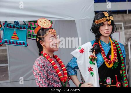 Sunbury-on-Thames, Surrey 29. August 2021 EIN nepalesisches Mädchen mit traditionellen Kleidern aus dem Osten Nepals in der nepalesischen Mela im Kempton Park Paul Quezada-Neiman/Alamy Live News Stockfoto